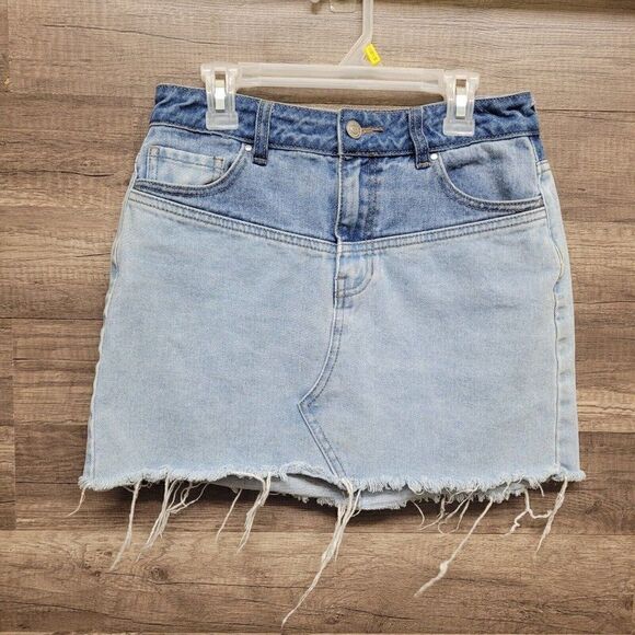 PacSun Denim Mini Skirt Blue Two Toned‎ Womens Size 25 Pockets Frayed Raw Hem - Picture 2 of 13